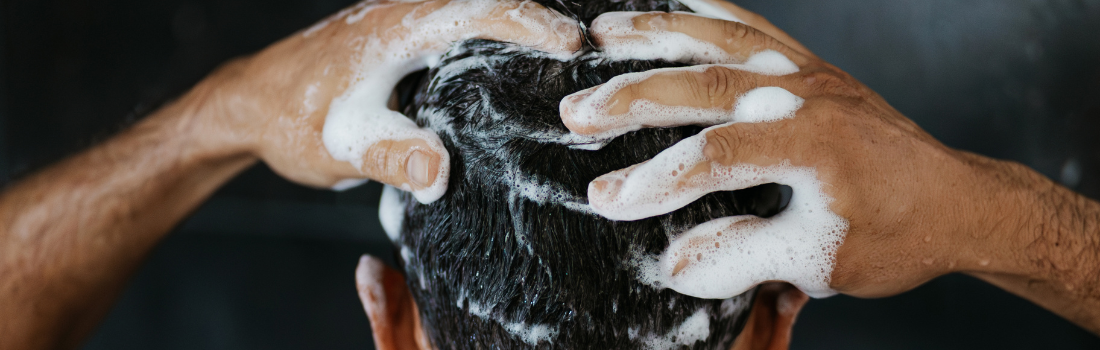 Shampooing sur cheveux homme
