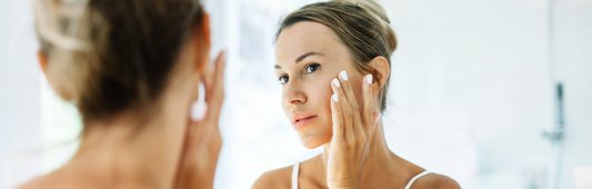 Femme qui se regarde dans un miroir